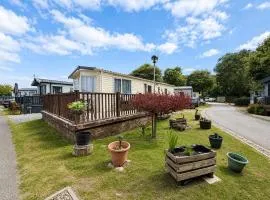 Brilliant Caravan With A Partial Sea View In Suffolk Ref 32026Az