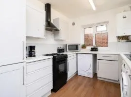 Large 5 Bed House | Parking | Sleeps 12