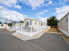 Lovely 6 Berth Caravan With Decking At Suffolk Sands Holiday Park Ref 45005Hc