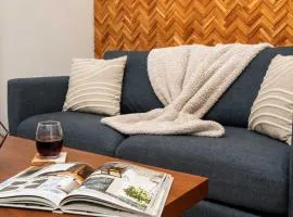 Jennifer's Modern Federal Hill Apt w Private Deck
