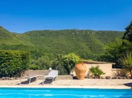 Maison charmante à Saint-Julien-de-la-Nef avec piscine partagée
