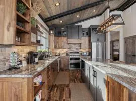 Wild Skies Lodge - Hot Tub, Barrel Sauna, Fire Pit, Close to Yellowstone