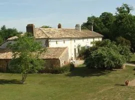 Maison de charme avec piscine et jardin à Saint-Vincent-la-Châtre