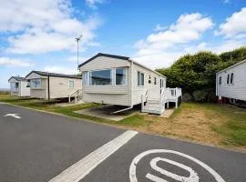 Dog Friendly 6 Berth Caravan With Decking Close To Pakefield Beach Ref 68106Cr