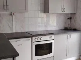 2 Bed Apt Bridgend for Business & Contractors 1 - 3 people just 10 mins Junction 36 M4