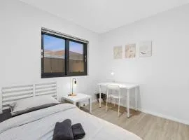 Professional Single Room 9 Walk to Curtin Uni