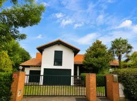 Casa con jardín en Novales, entre Comillas, Santillana y la costa