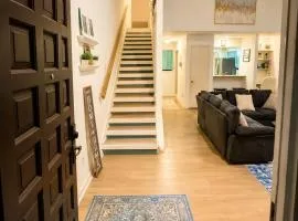 Modern 3 Story Home 9 Min to DFW w King Suite Pool