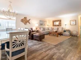 East Beach Cottage with Private Pool, Walk to Beach, Sleeps 9
