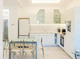 Forty-Two Bright 2-Bedroom Retreat in Molaoi