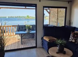 Nieuw!!Compleet nieuw luxe ingericht chalet MET AIRCO en panorama uitzicht over het lauwersmeer