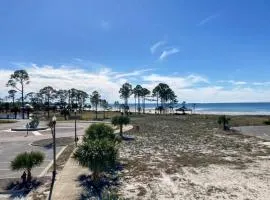 Dog-friendly duplex with a balcony washer&dryer & AC - close to the ocean