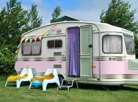 Roze retro caravan nabij het Sneekermeer