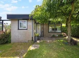 Bungalow in Sint Maartenszee near Sandy Beach