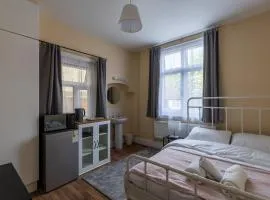 Clare - Double Room 20 mins walk to centre -Kitchenette Smart TV Shared bathroom