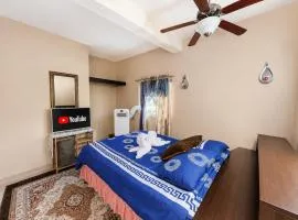 Serenity Escape, Cozy Stay w Secure Parking