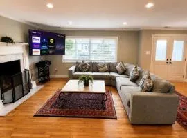 4 bedroom house with pool and backyard on bayside.