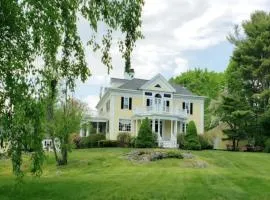 Oceanview Classic Maine Cottage Within 1 Minute Walk To Cape Neddick Beach