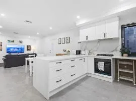 Corporate Entire House 3Walk to Curtin University