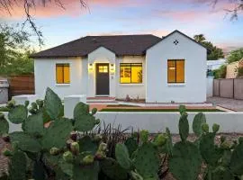 Luxury 5 BR Retreat Sleeps 11 Near U of A