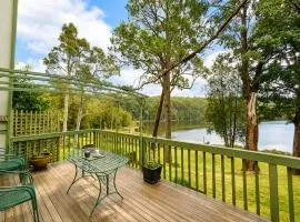 Cottage on the Lake - peaceful Burrill Lake escape