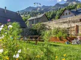 Chalet Dibona, cosy log fire evenings 200m from the slopes
