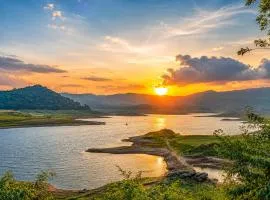 Elee Villa - Waterfront Retreat with Victoria Reservoir & Mountain Views