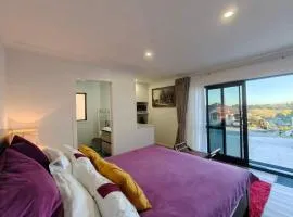 Private Cozy Sleepout with Free Parking & Self Check-in