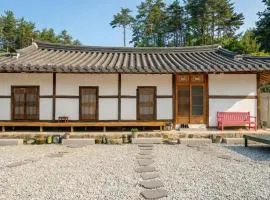 Gangneung ggabinejip hanok pension
