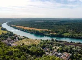 Le Paradis de Lucile - Vue de rêve - La Roche Guyon - Paris 1h - Giverny 10 mn - 12 personnes - 5 chambres - 3 sdb - pétanque - babyfoot - balançoires - ping pong - tennis- cuisine ultra équipée - borne électrique