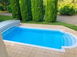 Maison cosy avec piscine à Liffol-le-Grand, 42 m²