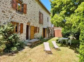 Maison de charme en pierre au bord d’un ruisseau, proche d’un bourg médiéval – Jardin et garage inclus - FR-1-582-151