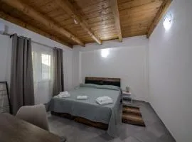 Casale in legno nella natura laziale