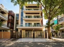 Lime Tree Luxurious 3BHK Serviced Apartment Near Medanta