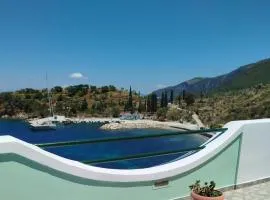 DiPo's Beachside House with Sea View