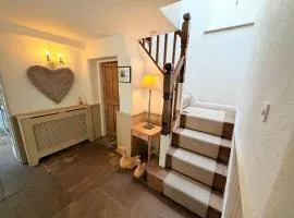 Cosy Cottage Sleeps 10 Acre Playroom Pets