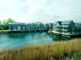 De Vere Cotswold Water Park Apartments, apartment in Cirencester