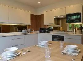 Daisy Chain - 5 mins walk from the Beach