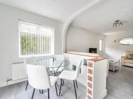 2-Bed Home Sleeps 4 Parking Garden Self Check In