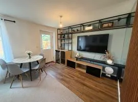 Family House with Garden & Free Parking Wokingham