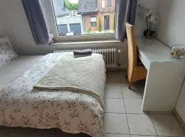 Ein ruhiges Zimmer mit gemeinsam genutzte Bad und Küchengeräte