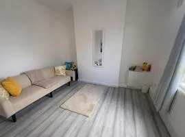 2-Bed House Sleeps 4 with Parking & Garden