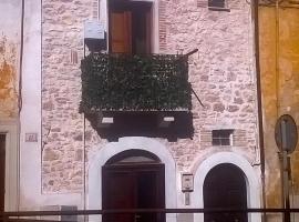 Casa Vacanze La Rocca, מלון בסולמונה