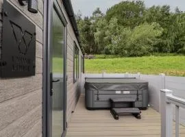 Cedar Lodge 2 Bedrooms with hot tub