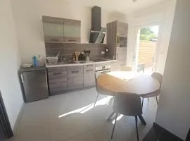 Appartement neuf tout confort terrasse & clim 10 min du lac