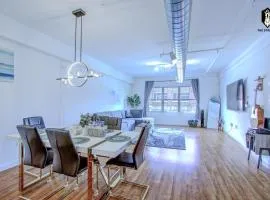 NEW Modern Spacious Loft in Downtown with free parking
