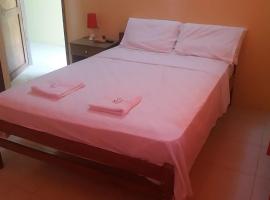 Hostal Montecarlos, hotel v destinaci Salinas