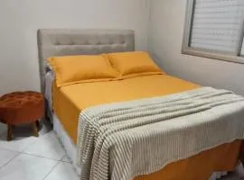 QUARTO TOP no CENTR0 com Cama Box de casal - acomoda até 2 pessoas - Home Office - WIFI - Smart TV com Apps Youtube - Cozinha - banheiro - Sala de Estar - Apto compartilhado com Anfitriões experientes em hospedar - Superhost no BnB 5 estrelas