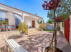Villa Tati con Piscina a soli 550 mt dal mare di Torre Colimena