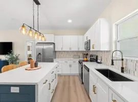 New Panama City Home King Suite, Modern Kitchen, Near Downtown, St. Andrews & Beaches